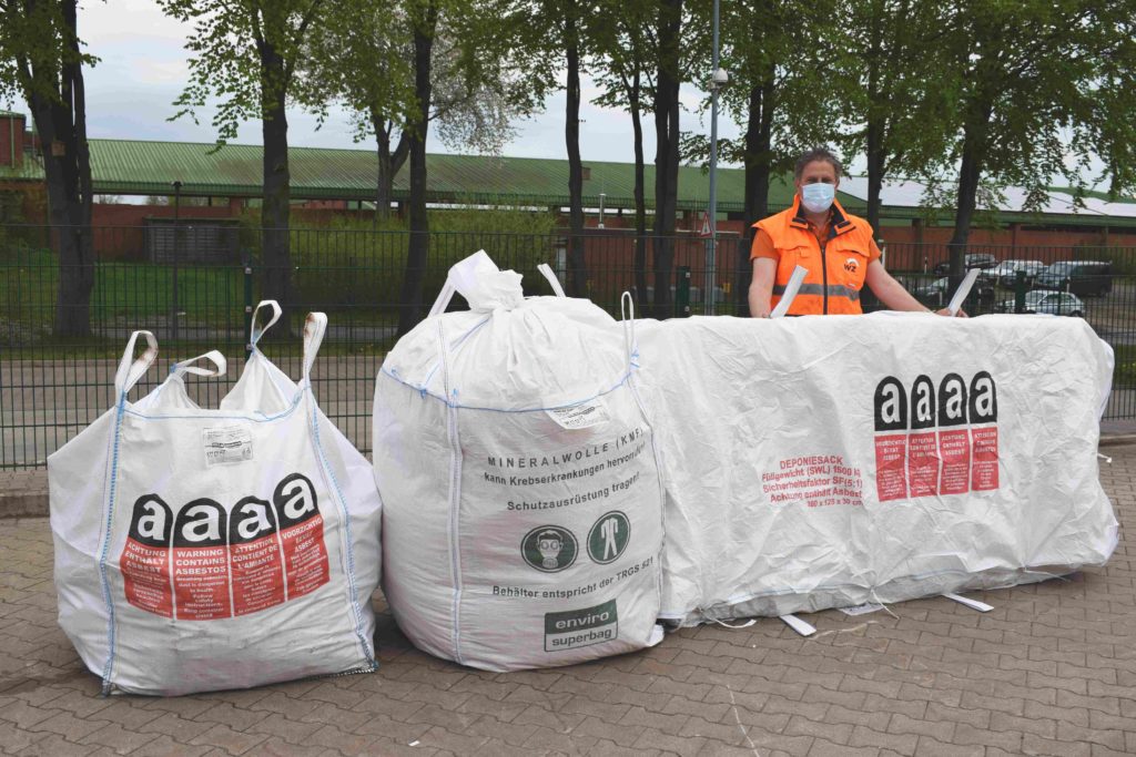 WZV-Mitarbeiter Ralf Hilgers berät die Kundinnen/en auf dem Recyclinghof Bad Segeberg gerne über die unterschiedlichen Größen der Spezial-Big Bags zur Entsorgung von Asbest und Mineralwolle (KMF).